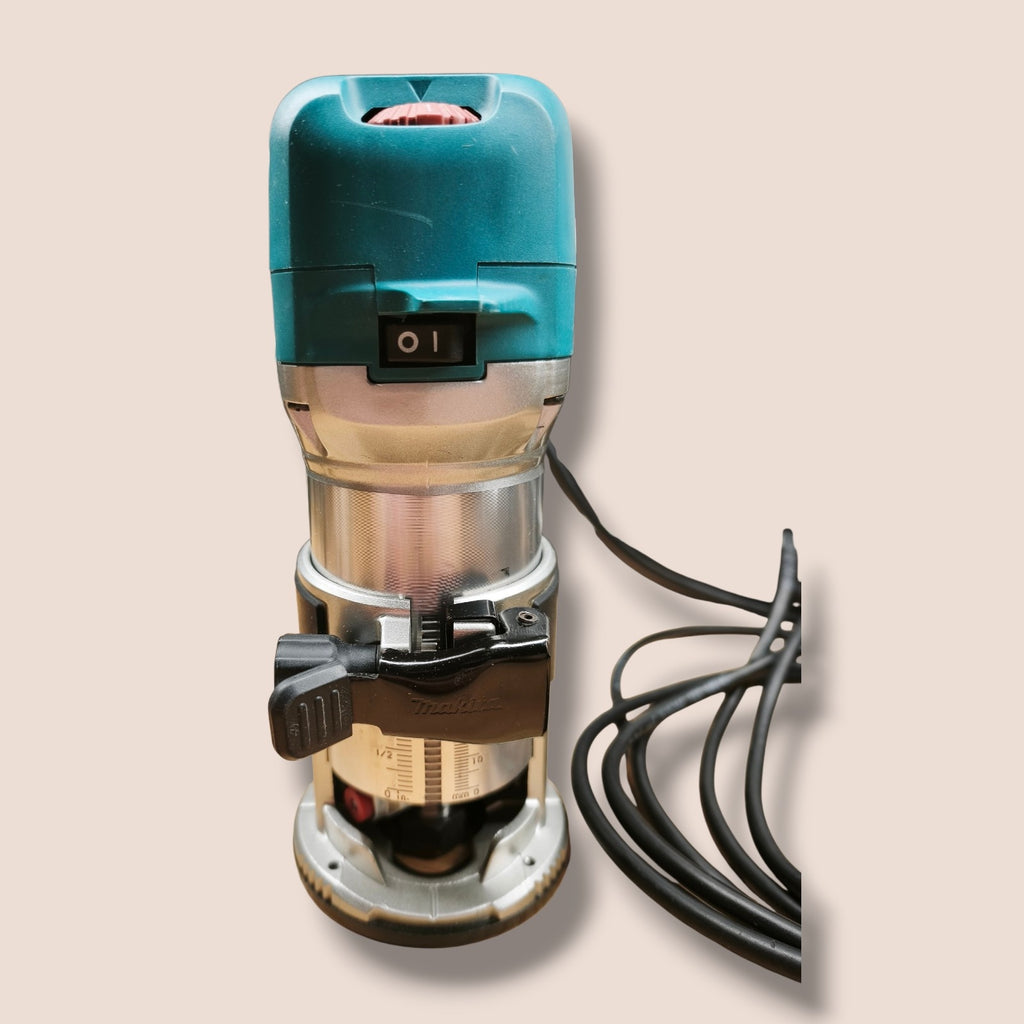 Makita - Einhandfräse RT0702C